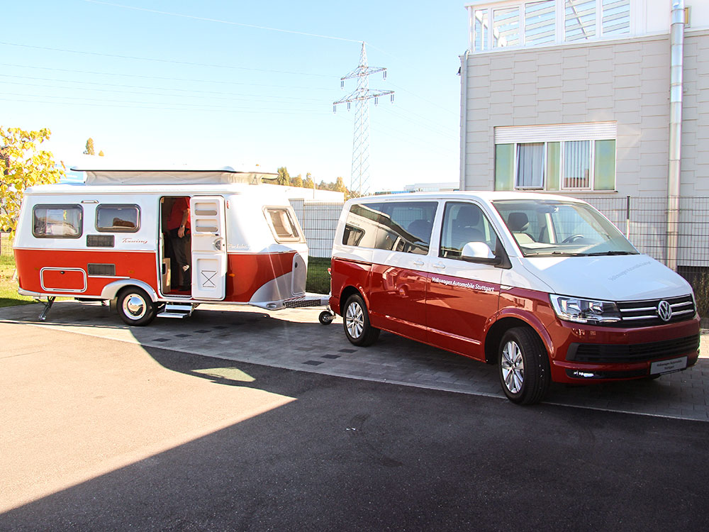 Volkswagen Camper Van mit Wohnanhänger
